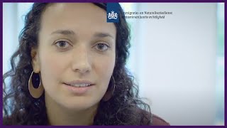 Sara hoor en beslismedewerker bij de Immigratie en Naturalisatiedienst [upl. by Ernesto]