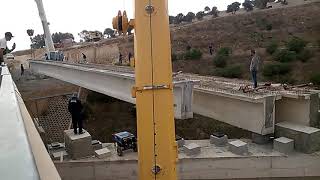 Poser une poutre préfabriquée pont Maghnia [upl. by Eustatius]